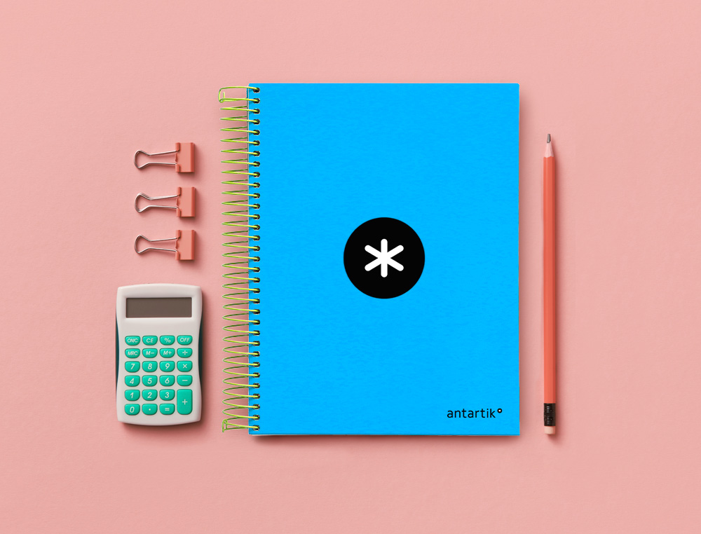 CADERNO ESPIRAL DIN A5 ANTARTIK CAPA FORRADA 120 F 100 GR PAUTADO 5 BANDAS DE CORES 6 FUROS COR AZUL